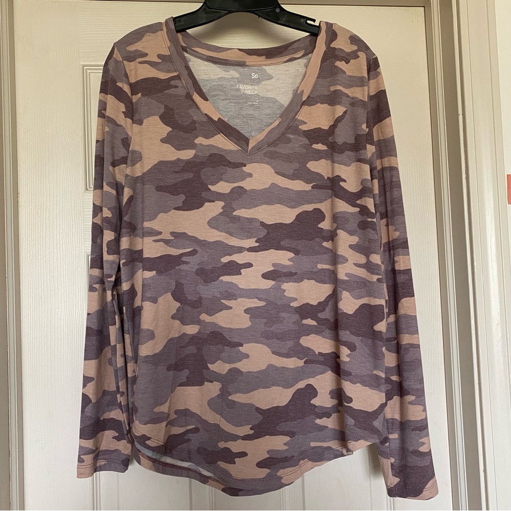 So women’s large favorite v-neck long sleeve tee